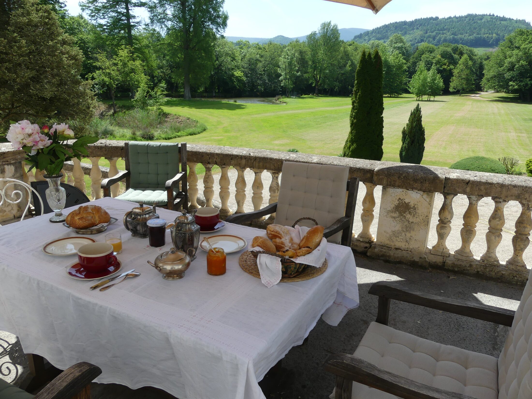 Petit-déjeuner servi en terrasse au Château du Val Larbont